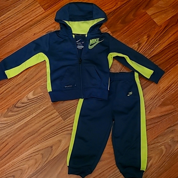 🌟Nike Infant Tracksuit - Picture 1 of 5